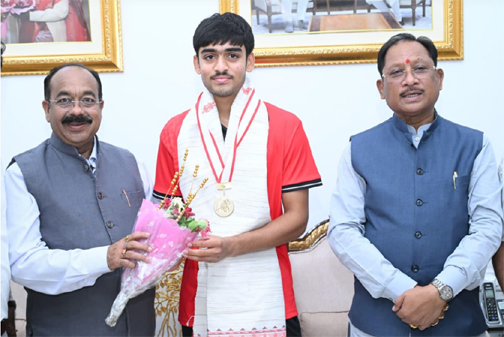 अंडर-18 एशिया कप विजेता हॉकी खिलाड़ी अवि मानिकपुरी ने मुख्यमंत्री से की सौजन्य भेंट अंडर-18 एशिया कप विजेता हॉकी खिलाड़ी अवि मानिकपुरी ने मुख्यमंत्री से की सौजन्य भेंट