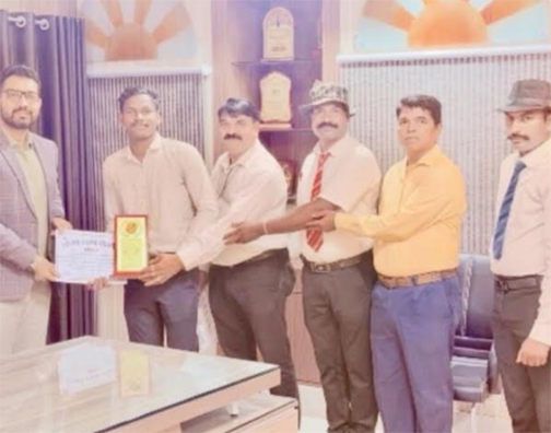 कलेक्टर श्री लंगेह ने अग्निवीरों को मोमेंटो एवं प्रशस्ति पत्र प्रदान कर किया सम्मानित कलेक्टर श्री लंगेह ने अग्निवीरों को मोमेंटो एवं प्रशस्ति पत्र प्रदान कर किया सम्मानित