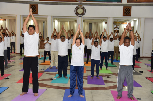 अंतर्राष्ट्रीय योग दिवस पर लोकभवन में किया गया योगाभ्यास अंतर्राष्ट्रीय योग दिवस पर लोकभवन में किया गया योगाभ्यास