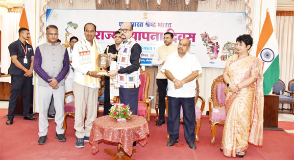 राज्यपाल ने आंध्र साहित्य समिति के सचिव पीएस राव को किया सम्मानित राज्यपाल ने आंध्र साहित्य समिति के सचिव पीएस राव को किया सम्मानित