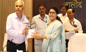 कलेक्टर ने तहसीलदार श्री आशुतोष शर्मा के पदोन्नति पर दी हार्दिक बधाई एवं शुभकामनाएं कलेक्टर ने तहसीलदार श्री आशुतोष शर्मा के पदोन्नति पर दी हार्दिक बधाई एवं शुभकामनाएं