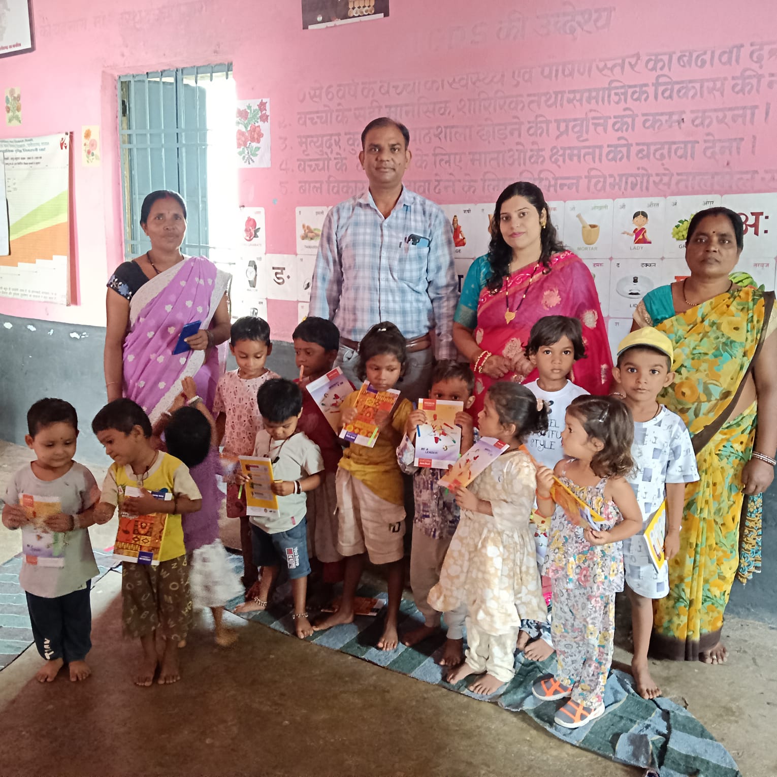 बच्चों के चेहरों पर मुस्कान, कर्मचारियों का जन्मदिन बना यादगार बच्चों के चेहरों पर मुस्कान, कर्मचारियों का जन्मदिन बना यादगार