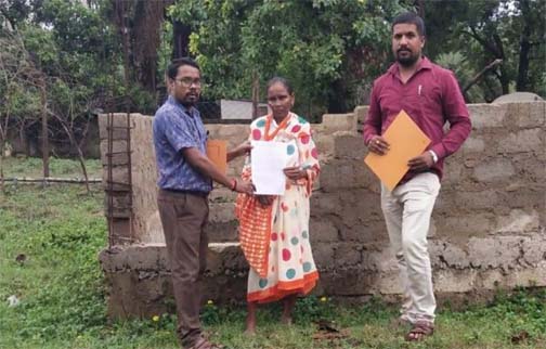 प्रधानमंत्री आवास योजना के अधूरे मकानों पर नगर पंचायत बारसूर सख्त प्रधानमंत्री आवास योजना के अधूरे मकानों पर नगर पंचायत बारसूर सख्त