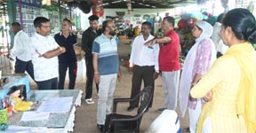 जोन आयुक्त द्वारा विकास कार्यों का लिया गया जायजा जोन आयुक्त द्वारा विकास कार्यों का लिया गया जायजा