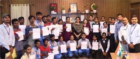 प्रशिक्षण से मिली नई उड़ान : 27 युवाओं को मिला निजी कंपनियों में रोजगार प्रशिक्षण से मिली नई उड़ान : 27 युवाओं को मिला निजी कंपनियों में रोजगार