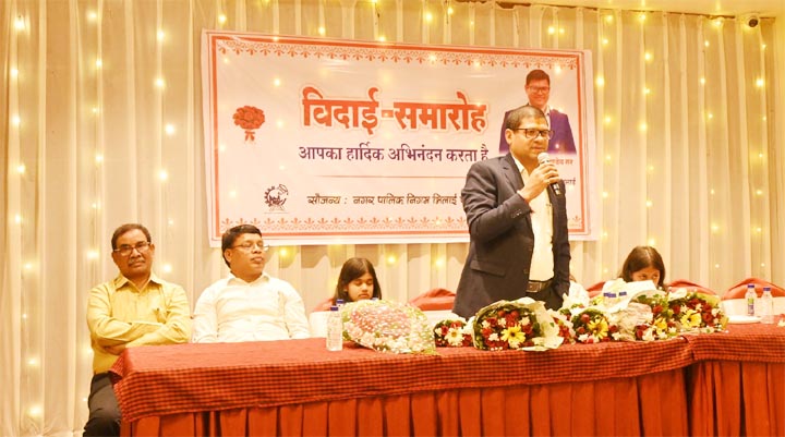 निगम आयुक्त राजीव कुमार पांडेय को दी गई भावभीनी विदाई निगम आयुक्त राजीव कुमार पांडेय को दी गई भावभीनी विदाई