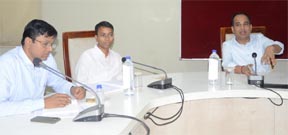 कलेक्टर डॉ. गौरव सिंह ने पर्यावरण संरक्षण एवं वृक्षारोपण की तैयारियों की समीक्षा की कलेक्टर डॉ. गौरव सिंह ने पर्यावरण संरक्षण एवं वृक्षारोपण की तैयारियों की समीक्षा की