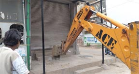 नाले पर निर्मित आधा दर्जन से अधिक अवैध पाटो को तोडा गया नाले पर निर्मित आधा दर्जन से अधिक अवैध पाटो को तोडा गया