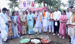 सांसद श्री नाग सहित वरिष्ठ जनप्रतिनिधियों, आला अधिकारियों, कर्मचारियों, छात्र-छात्राओं सहित हजारों की संख्या में लोगों ने ग्राम गुजरा के पंडवान में किया सीड बाॅल का रोपण सांसद श्री नाग सहित वरिष्ठ जनप्रतिनिधियों, आला अधिकारियों, कर्मचारियों, छात्र-छात्राओं सहित हजारों की संख्या में लोगों ने ग्राम गुजरा के पंडवान में किया सीड बाॅल का रोपण