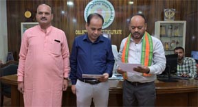 कलेक्टर डॉ. गौरव कुमार ने रायपुर निगम के नव नामांकित पार्षद एल्डरमेन अनिल सोनकर को दिलवायी पद की शपथ कलेक्टर डॉ. गौरव कुमार ने रायपुर निगम के नव नामांकित पार्षद एल्डरमेन अनिल सोनकर को दिलवायी पद की शपथ