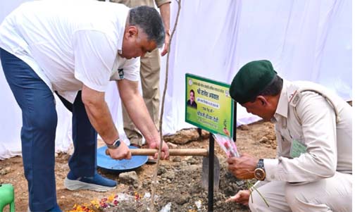 "एक पेड़ माँ के नाम" अभियान के तहत मंत्री राजेश अग्रवाल ने नवीन विधानसभा परिसर में लगाया पौधा "एक पेड़ माँ के नाम" अभियान के तहत मंत्री राजेश अग्रवाल ने नवीन विधानसभा परिसर में लगाया पौधा