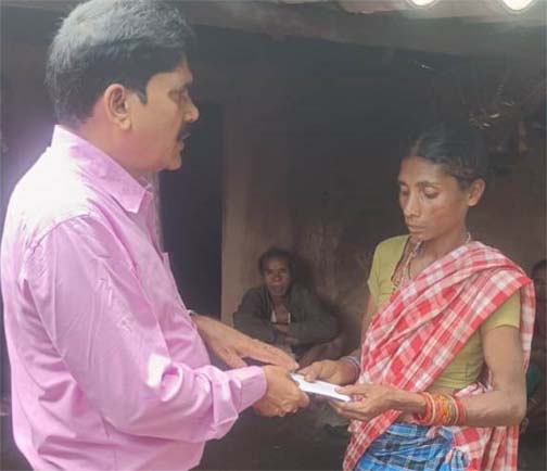 आपदा में पति को खोने वाली चैती को मिली सहायता, चार लाख रुपये की राहत राशि से मिला संबल आपदा में पति को खोने वाली चैती को मिली सहायता, चार लाख रुपये की राहत राशि से मिला संबल