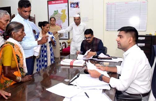 कलेक्टर ने जनदर्शन में सुनी नागरिकों की समस्याएं कलेक्टर ने जनदर्शन में सुनी नागरिकों की समस्याएं
