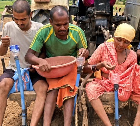 प्रगतिशील किसान भानुप्रताप ने जुगाड़ तकनीक से तैयार की सीड ड्रिल प्रगतिशील किसान भानुप्रताप ने जुगाड़ तकनीक से तैयार की सीड ड्रिल