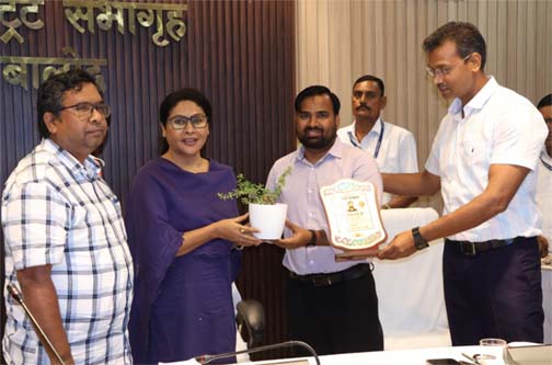 जनपद पंचायत के मुख्य कार्यपालन अधिकारी उमेश रात्रे एवं पंकज देव के स्थानांतरण होेने पर दी गई विदाई जनपद पंचायत के मुख्य कार्यपालन अधिकारी उमेश रात्रे एवं पंकज देव के स्थानांतरण होेने पर दी गई विदाई