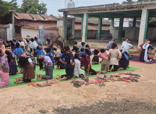 आरोग्य मंदिर आयुष सड़क चिरचारी में योगाभ्यास के साथ दी जा रही शासकीय योजनाओं की जानकारी आरोग्य मंदिर आयुष सड़क चिरचारी में योगाभ्यास के साथ दी जा रही शासकीय योजनाओं की जानकारी