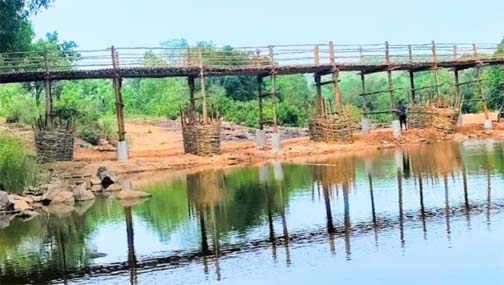 नारायणपुर के दुर्गम क्षेत्र में आईटीबीपी ने ग्रामीणों के साथ मिलकर 250 फीट लंबा पुल किया खड़ा नारायणपुर के दुर्गम क्षेत्र में आईटीबीपी ने ग्रामीणों के साथ मिलकर 250 फीट लंबा पुल किया खड़ा