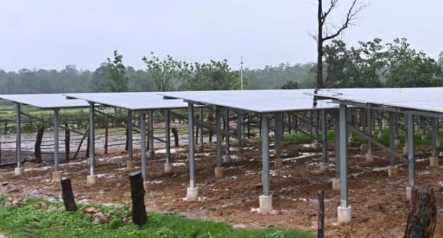 नक्सल साए से निकलकर हरित ऊर्जा का मॉडल बना ठेनही नक्सल साए से निकलकर हरित ऊर्जा का मॉडल बना ठेनही