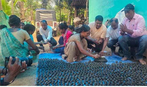 हरित दंतेवाड़ा की दिशा में बड़ा कदम: एक दिन में बने 1 लाख से अधिक सीड बॉल हरित दंतेवाड़ा की दिशा में बड़ा कदम: एक दिन में बने 1 लाख से अधिक सीड बॉल
