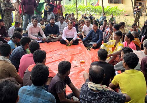 दो नदियां पार कर ग्रामीणों के बीच पहुंचे कलेक्टर दो नदियां पार कर ग्रामीणों के बीच पहुंचे कलेक्टर