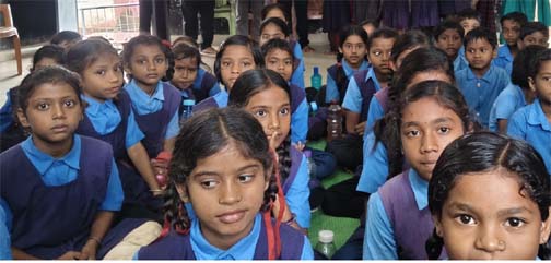 शाला त्यागी बालिकाओं को बैग, कॉपी एवं पेन का वितरण कर किया गया प्रोत्साहित शाला त्यागी बालिकाओं को बैग, कॉपी एवं पेन का वितरण कर किया गया प्रोत्साहित