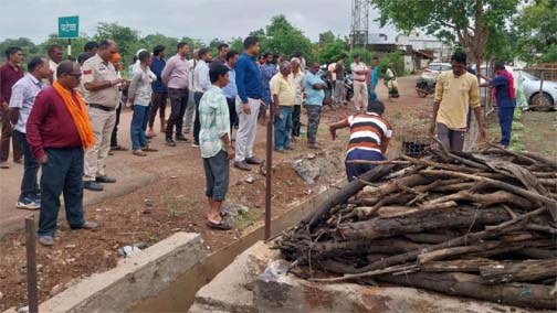 कलेक्टर के निर्देश पर शासकीय भूमि से हटाया गया अवैध अतिक्रमण कलेक्टर के निर्देश पर शासकीय भूमि से हटाया गया अवैध अतिक्रमण