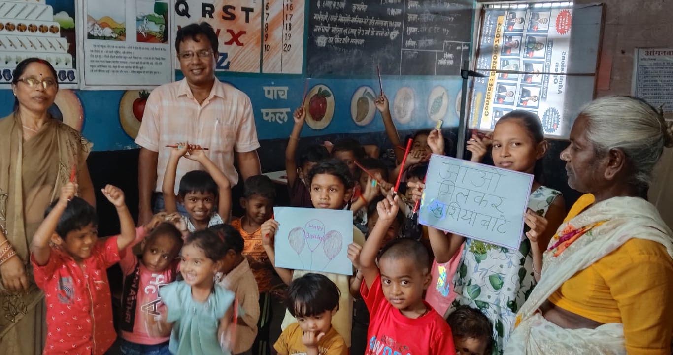 बच्चों के चेहरों पर मुस्कान, कर्मचारियों का जन्मदिन बना यादगार बच्चों के चेहरों पर मुस्कान, कर्मचारियों का जन्मदिन बना यादगार