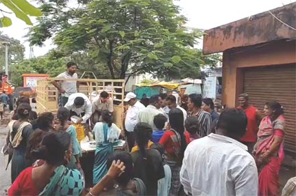 गोबरा नवापारा में बाढ़ प्रभावितों को सुरक्षित स्थानों पर पहुंचाया गया, राशन सामग्री का वितरण किया गया गोबरा नवापारा में बाढ़ प्रभावितों को सुरक्षित स्थानों पर पहुंचाया गया, राशन सामग्री का वितरण किया गया