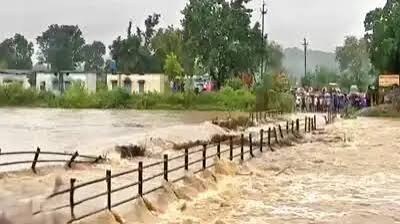 मूसलाधार बारिश से जनजीवन प्रभावित, वर्षाजनित घटनाओं में पांच की मौत मूसलाधार बारिश से जनजीवन प्रभावित, वर्षाजनित घटनाओं में पांच की मौत
