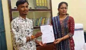 सीएम हेल्पलाइन बनी सहारा, 7 साल बाद मुकुंद धीमर को मिला आधार कार्ड सीएम हेल्पलाइन बनी सहारा, 7 साल बाद मुकुंद धीमर को मिला आधार कार्ड