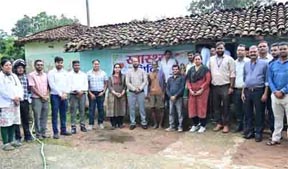 सुदूर वनांचल के बरलगान पारा तक बाइक से पहुंचे कलेक्टर सुदूर वनांचल के बरलगान पारा तक बाइक से पहुंचे कलेक्टर
