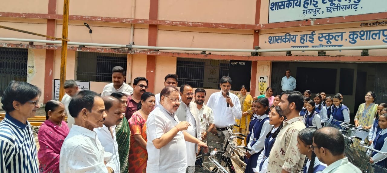 विधायक सुनील सोनी शासकीय हाई स्कूल कुशालपुर पहुंचे विधायक सुनील सोनी शासकीय हाई स्कूल कुशालपुर पहुंचे
