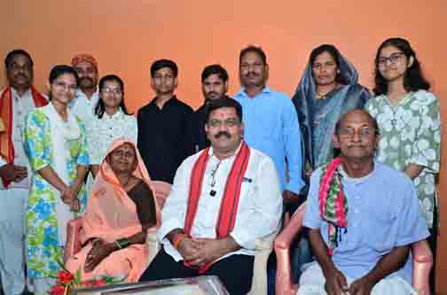 तीन बहनों ने एक साथ पास की नीट परीक्षा, उप मुख्यमंत्री विजय शर्मा ने घर पहुंचकर दी बधाई तीन बहनों ने एक साथ पास की नीट परीक्षा, उप मुख्यमंत्री विजय शर्मा ने घर पहुंचकर दी बधाई