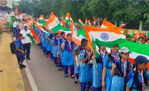 1500 मीटर लंबे तिरंगे के साथ गूंजा ‘वंदे मातरम्’, तिरंगा यात्रा में स्काउट-गाइड ने बढ़ाया देशभक्ति का जोश 1500 मीटर लंबे तिरंगे के साथ गूंजा ‘वंदे मातरम्’, तिरंगा यात्रा में स्काउट-गाइड ने बढ़ाया देशभक्ति का जोश