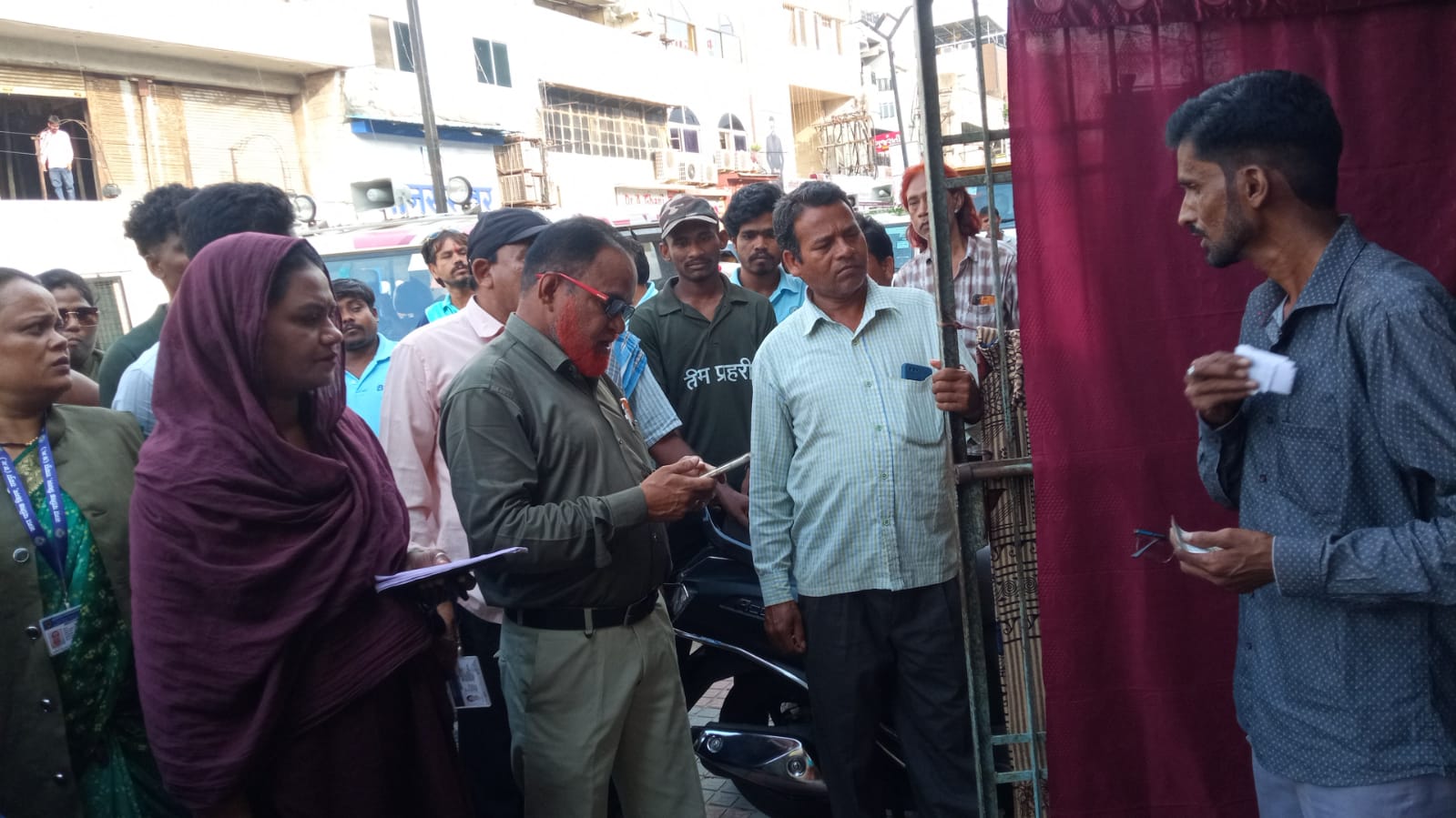 टीम प्रहरी अभियान अंतर्गत दुकानदारों को कड़ी चेतावनी देते हुए 55000 रू का ई चालान टीम प्रहरी अभियान अंतर्गत दुकानदारों को कड़ी चेतावनी देते हुए 55000 रू का ई चालान