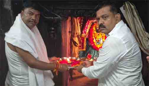 तिरंगा यात्रा के दूसरे दिवस माँ दंतेश्वरी की पूजा-अर्चना कर उप मुख्यमंत्री एवं वन मंत्री ने किया यात्रा का शुभारंभ तिरंगा यात्रा के दूसरे दिवस माँ दंतेश्वरी की पूजा-अर्चना कर उप मुख्यमंत्री एवं वन मंत्री ने किया यात्रा का शुभारंभ
