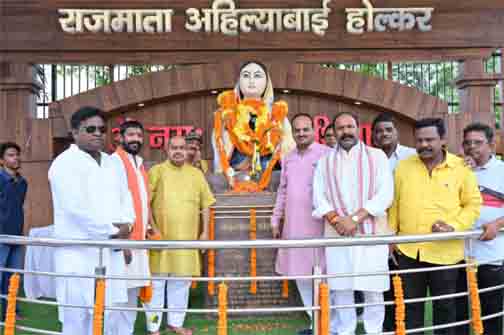 देवी अहिल्या बाई होल्कर की पुण्यतिथि पर विधायक पुरंदर मिश्रा, सभापति सूर्यकांत राठौड ने किया सादर नमन देवी अहिल्या बाई होल्कर की पुण्यतिथि पर विधायक पुरंदर मिश्रा, सभापति सूर्यकांत राठौड ने किया सादर नमन