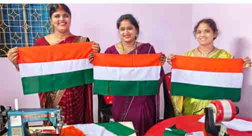 हर घर तिरंगा अभियान में महिलाओं की भागीदारी हर घर तिरंगा अभियान में महिलाओं की भागीदारी