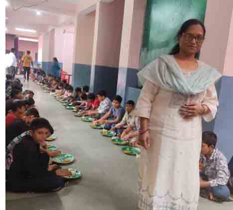 बच्चों के चेहरों पर मुस्कान, कर्मचारियों का जन्मदिन बना यादगार - बच्चों के चेहरों पर मुस्कान, कर्मचारियों का जन्मदिन बना यादगार -
