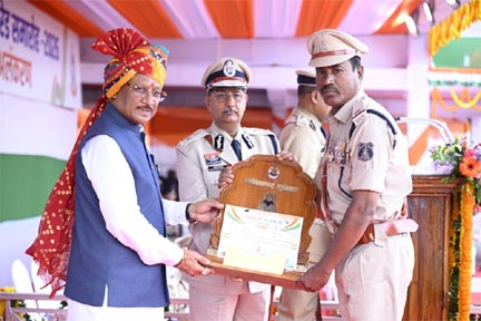 मुख्यमंत्री साय के करकमलों से उत्कृष्ट सेवा के लिए सम्मानित हुए अधिकारी-कर्मचारी मुख्यमंत्री साय के करकमलों से उत्कृष्ट सेवा के लिए सम्मानित हुए अधिकारी-कर्मचारी