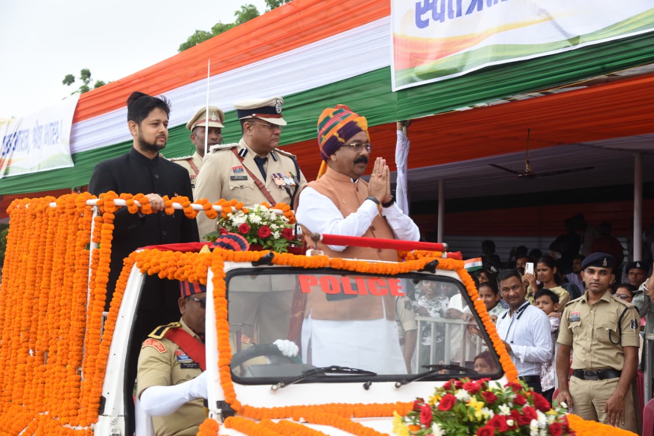 उप मुख्यमंत्री अरुण साव ने ध्वजारोहण कर परेड की सलामी ली उप मुख्यमंत्री अरुण साव ने ध्वजारोहण कर परेड की सलामी ली