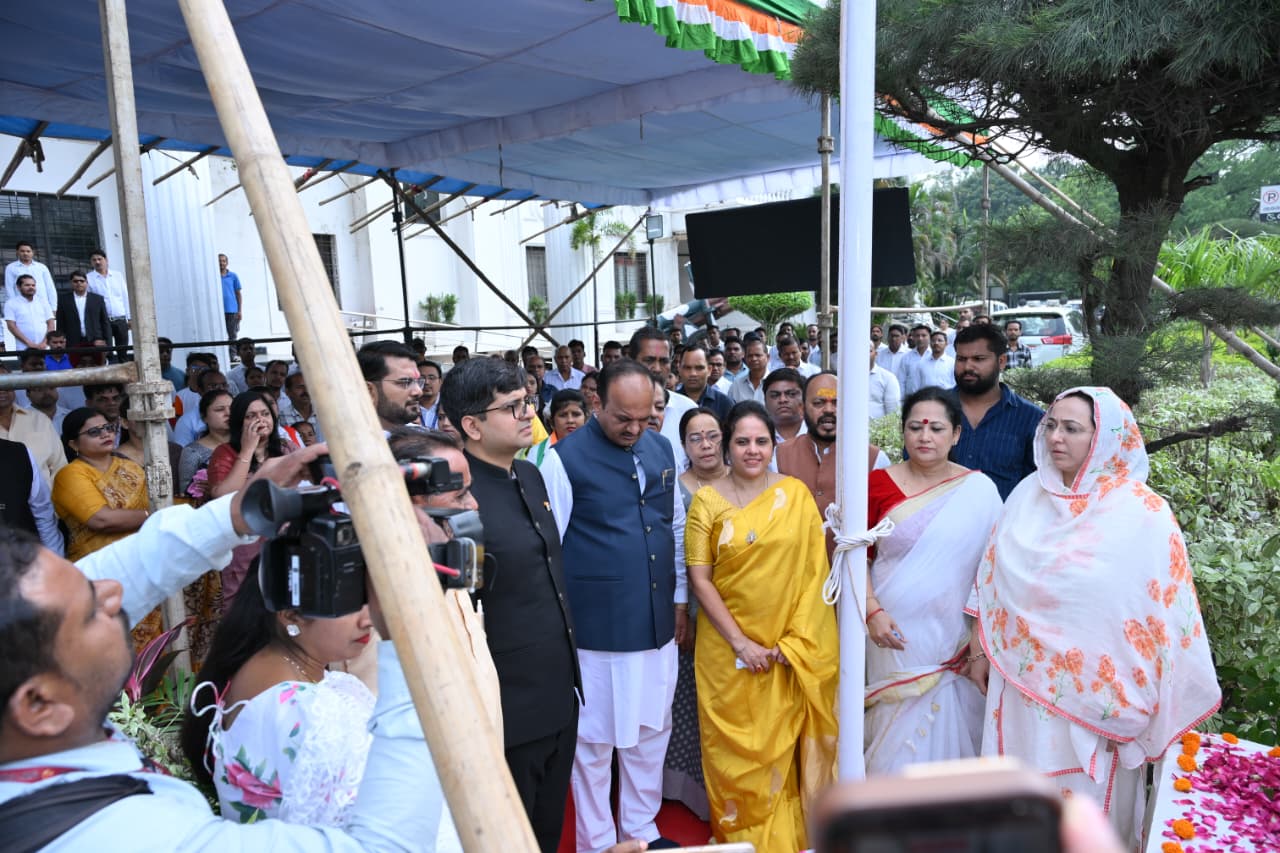 नगर निगम मुख्यालय के प्रांगण में महापौर ने फहराया राष्ट्रध्वज तिरंगा नगर निगम मुख्यालय के प्रांगण में महापौर ने फहराया राष्ट्रध्वज तिरंगा