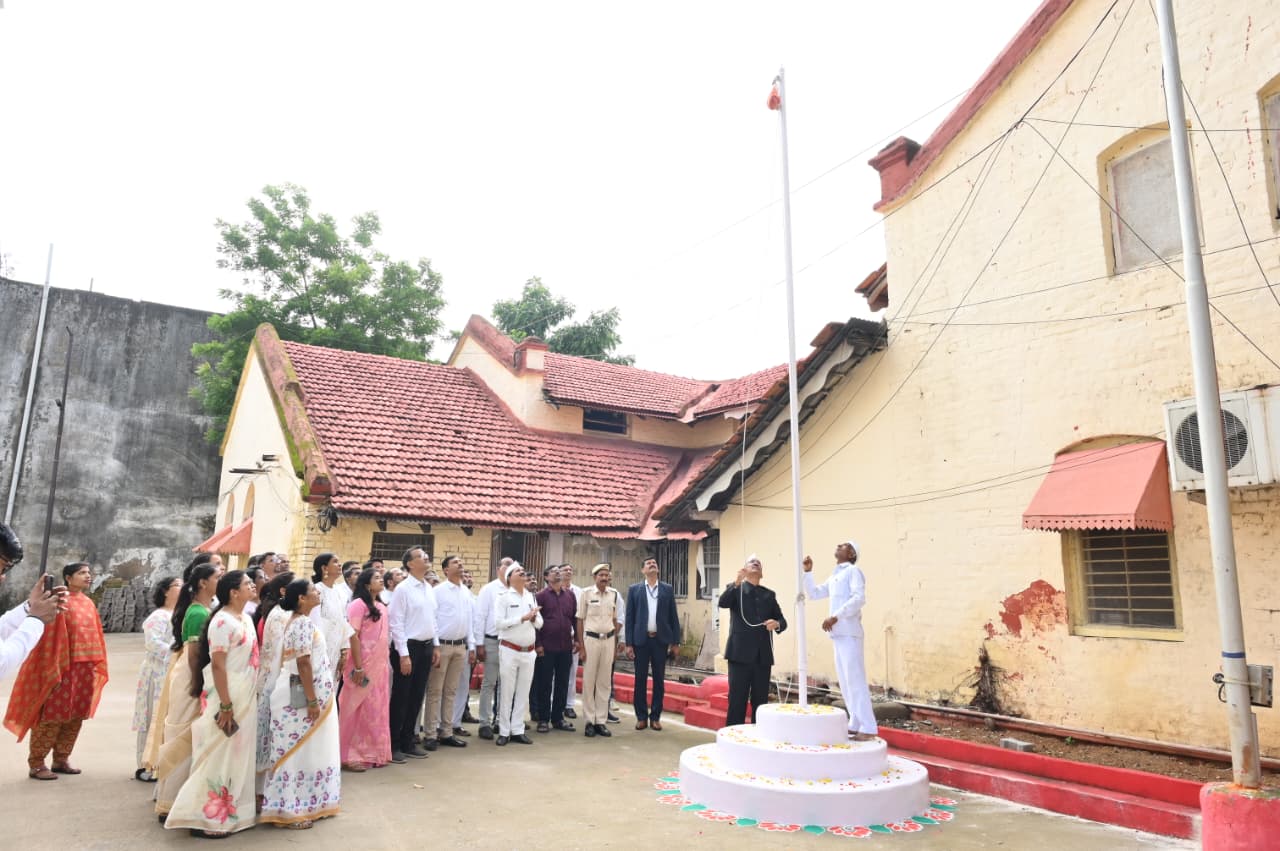 संभागायुक्त धावड़े ने किया कमिश्नर कार्यालय में ध्वजारोहण संभागायुक्त धावड़े ने किया कमिश्नर कार्यालय में ध्वजारोहण