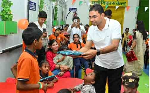 कलेक्टर कुलदीप शर्मा ने मनोविकास केन्द्र मे विशेष आवश्यकता वाले बच्चों को बांटी खुशियां कलेक्टर कुलदीप शर्मा ने मनोविकास केन्द्र मे विशेष आवश्यकता वाले बच्चों को बांटी खुशियां