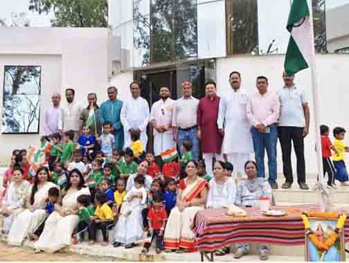 हाईटेक आंगनबाड़ी में ध्वजारोहण के बाद नौनिहालों की प्रस्तुतियां हाईटेक आंगनबाड़ी में ध्वजारोहण के बाद नौनिहालों की प्रस्तुतियां
