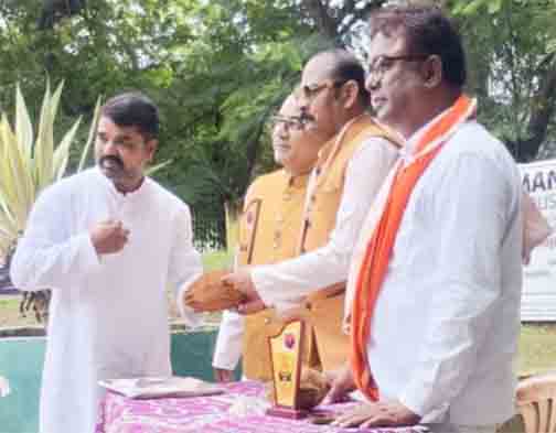 शंकर नगर बाल वाचनालय में पार्षद राजेश गुप्ता ने किया ध्वजारोहण शंकर नगर बाल वाचनालय में पार्षद राजेश गुप्ता ने किया ध्वजारोहण