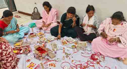 स्थानीय संसाधन और महिलाओं के कौशल से बन रही आकर्षक राखी स्थानीय संसाधन और महिलाओं के कौशल से बन रही आकर्षक राखी