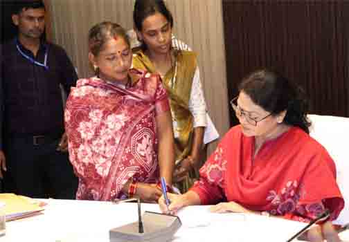 कलेक्टर ने जनदर्शन में सुनी आम लोगों की समस्याएं कलेक्टर ने जनदर्शन में सुनी आम लोगों की समस्याएं