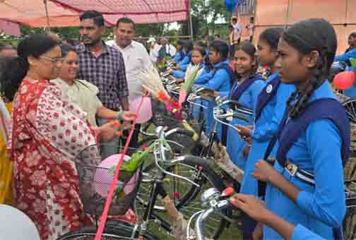 सरस्वती साइकिल योजना अंतर्गत मोहलई में 42 छात्राओं को मिली साइकिल सरस्वती साइकिल योजना अंतर्गत मोहलई में 42 छात्राओं को मिली साइकिल