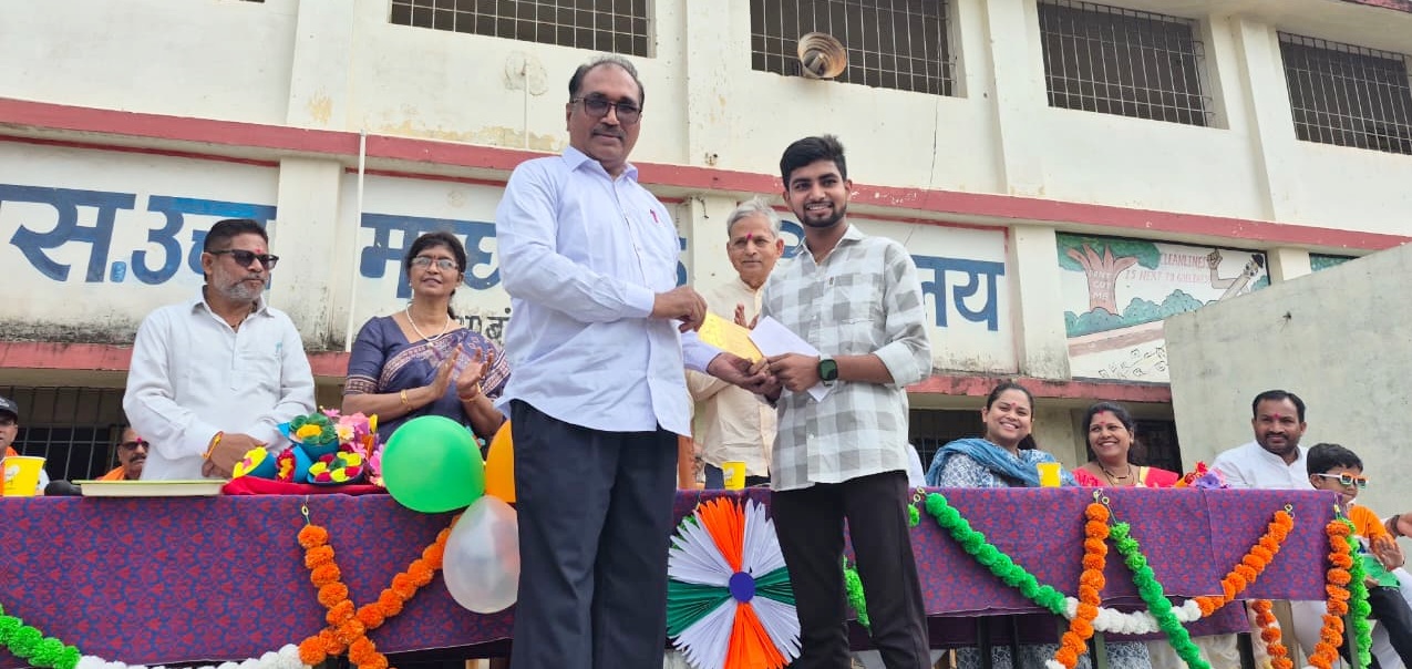 रुआबांधा विद्यालय के विद्यार्थियों को स्कॉलरशिप देकर बढ़ाया हौसला रुआबांधा विद्यालय के विद्यार्थियों को स्कॉलरशिप देकर बढ़ाया हौसला